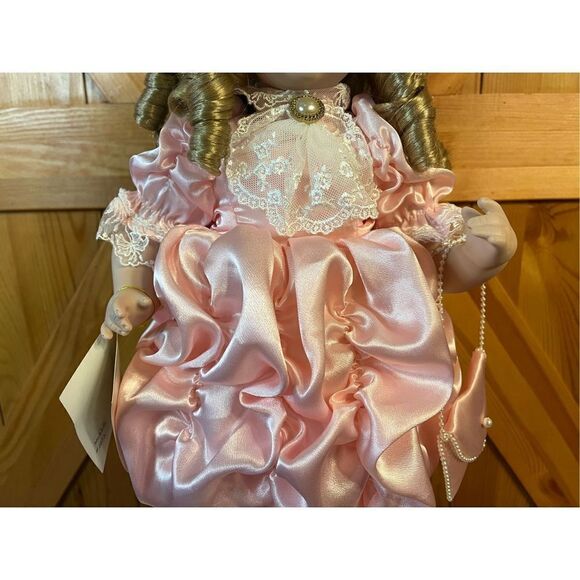 COURT OF DOLLS 1630/3000 PINK DRESS DOLL Miss Hilda - Picture 3 of 10